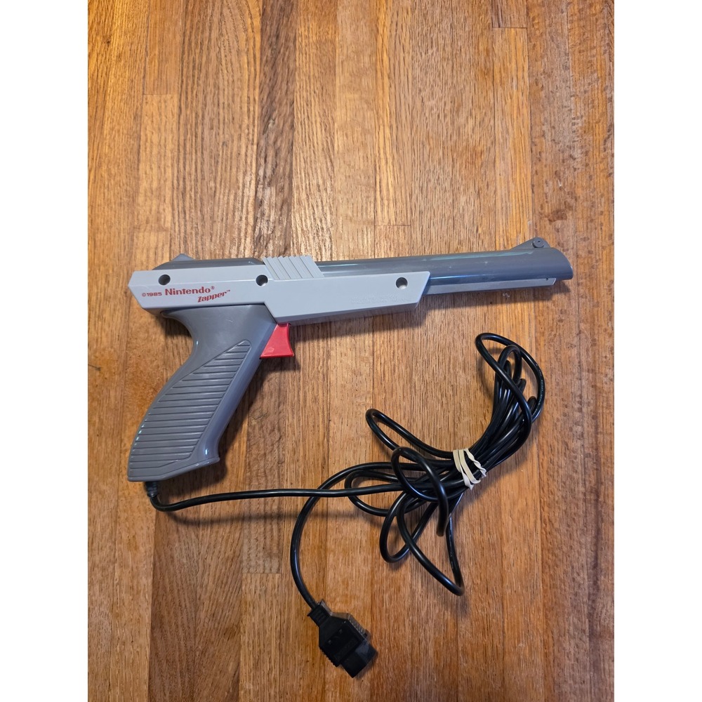 Nintendo NES Zapper Light Gun Grey Red 1985 Video Game Controller NES-005